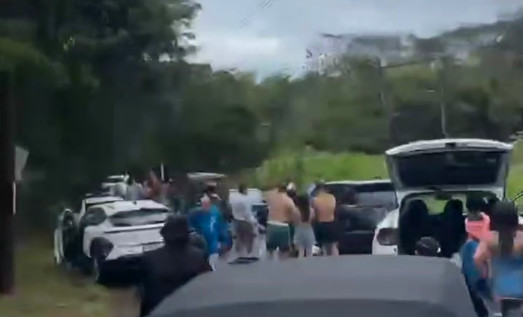 Video: Quedan atrapados vehículos en Playa Buye de Cabo Rojo
