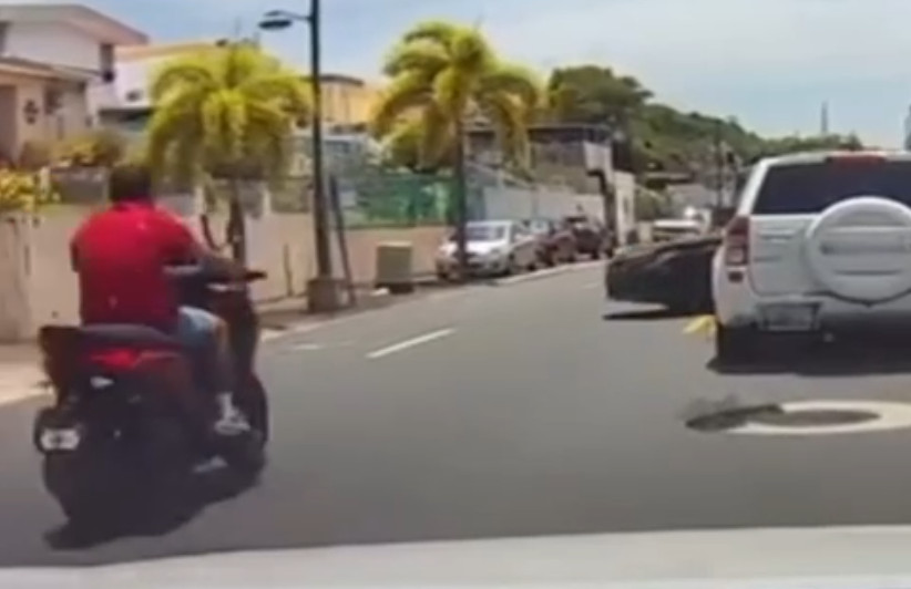 Video: Títere en motora, sin casco y en contra del tránsito termina estrellándose con un carro