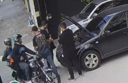 Video: Intentaron hacer una "broma" de asalto y terminaron baleados por un policía fuera de servicio