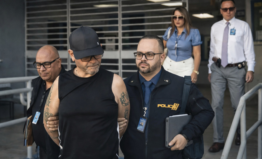 Video: Momentos en que trasladan a sospechoso de feminicidio en Hatillo