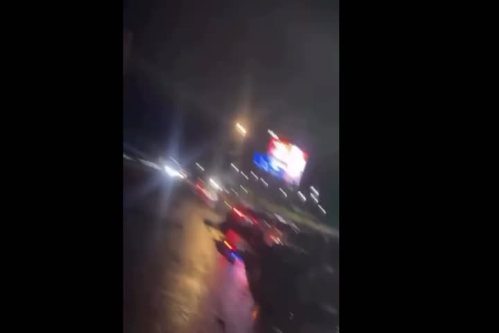 Video: Anoche en la Kennedy en San Juan, 10 vehículos se quedan sin gomas al coger el mismo hoyo