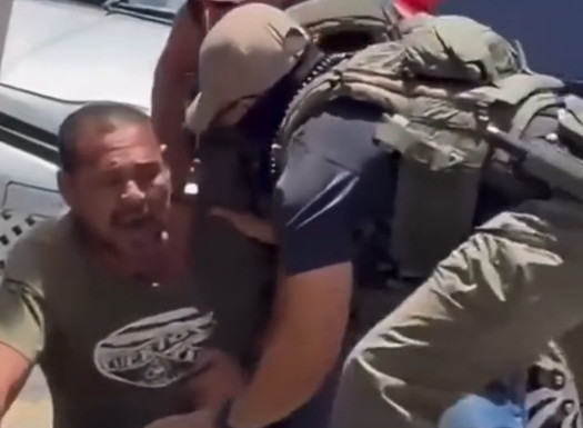 Video en PR: "Yo no me voy a ir" grita hombre al que intentaba arrestar ICE