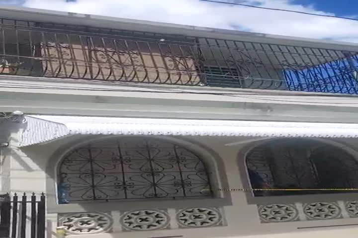 Video:Hombre muere aparentemente electrocutado mientras trabajaba en balcón de residencia