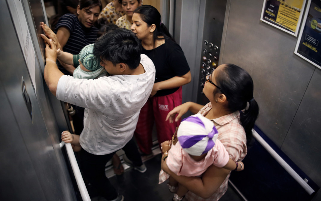 Video: Mano de niño queda atrapada en puertas de ascensor y desata momentos de pánico en complejo residencial