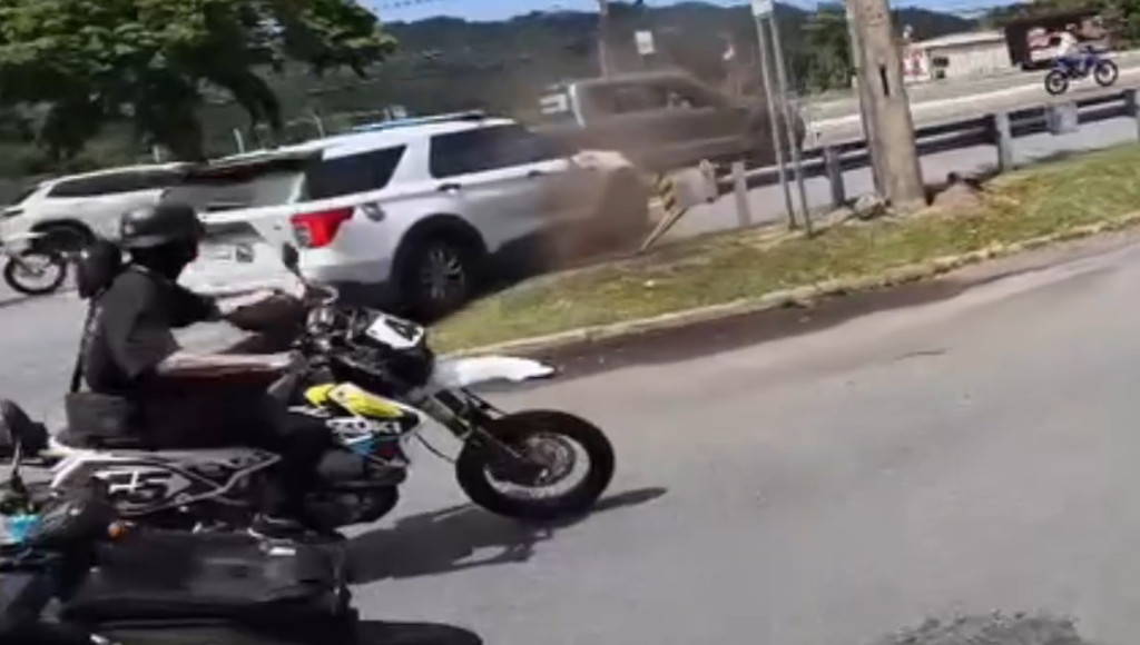 Video: Momento en que patrulla de la policía choca mientras perseguía motoras en PR