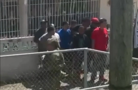 Video: Momento en que arrestan varios inmigrantes en Aguadilla