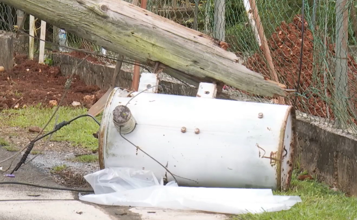 VIDEO: Comunidad de Vega Alta incomunicada tras la caída de tres postes eléctricos