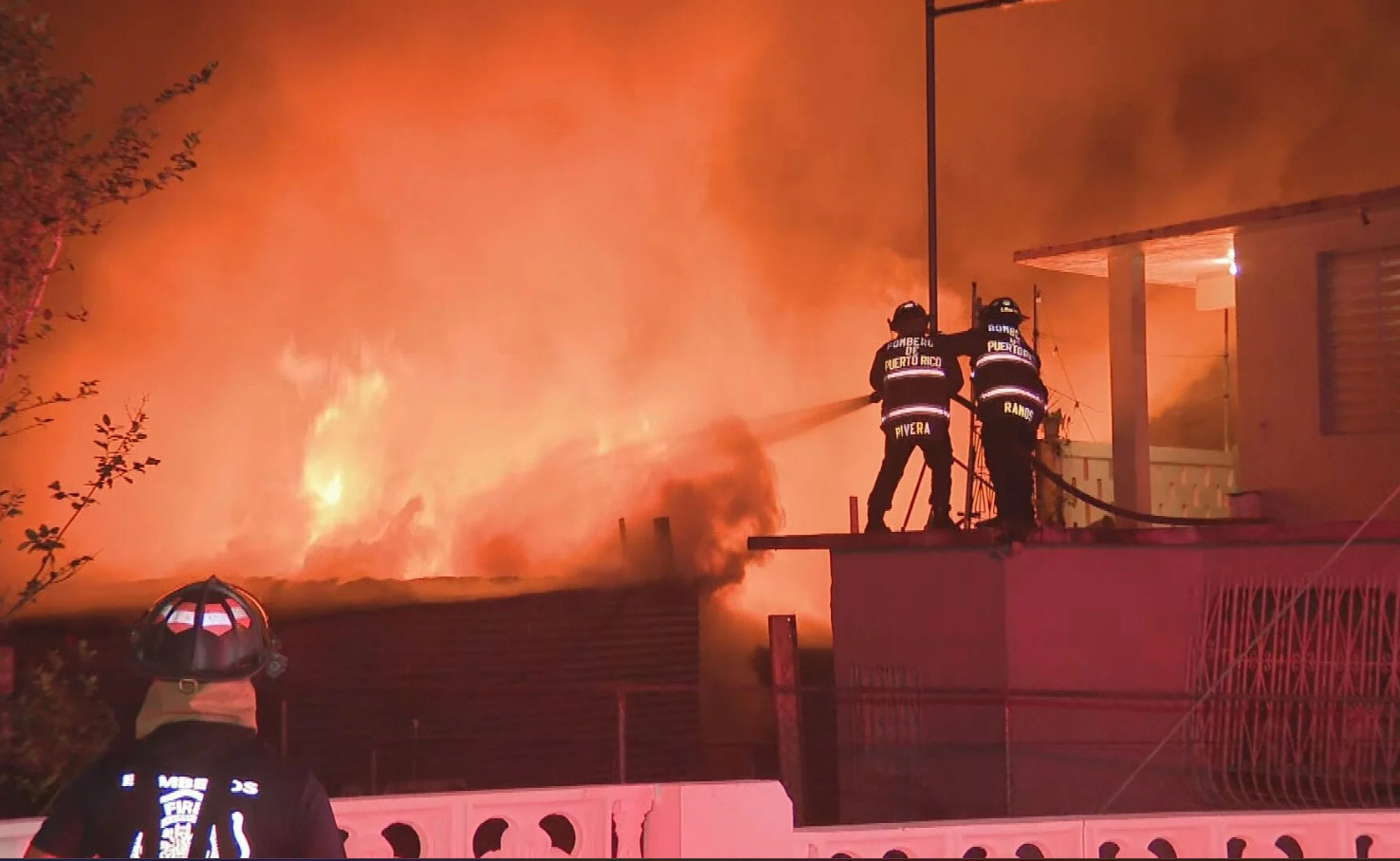 Video: Pérdidas millonarias por fuego que consumió dos negocios en Caguas