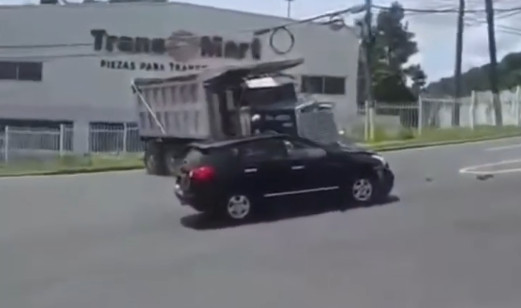 Video: Camión pierde control en Caguas y se lleva varios carros enredaooo