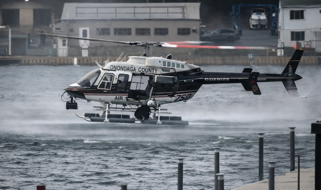 Video: Rescate de película, unidad aérea del Onondaga County Sheriff en NY salva a perro atrapado en río helado