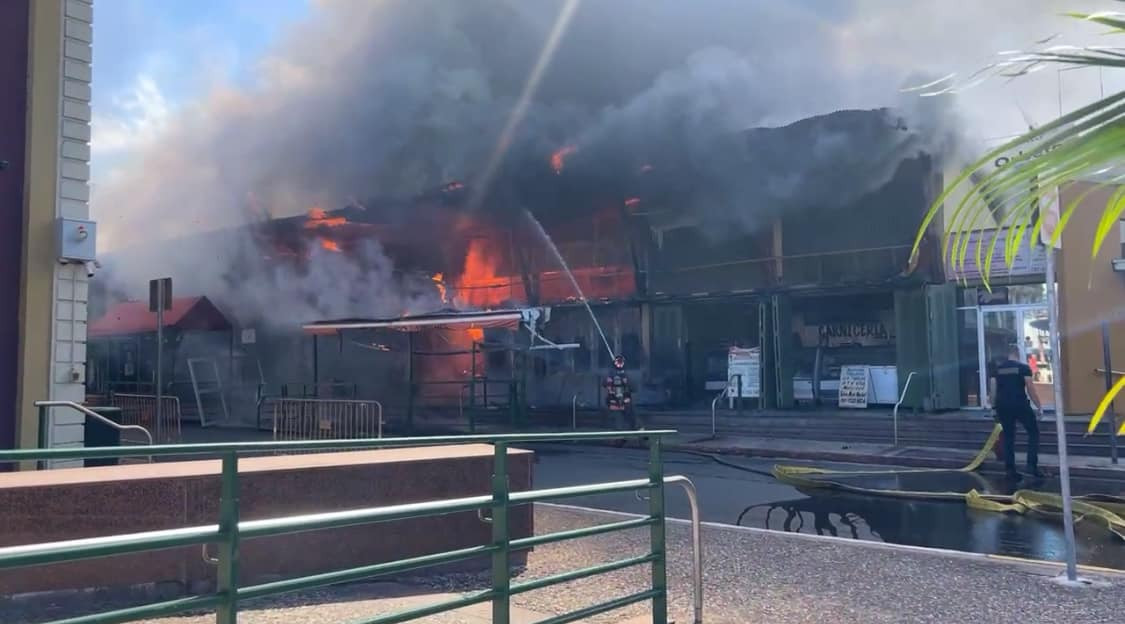 Video: Fuego de grandes proporciones consume negocios de la Placita de Santurce