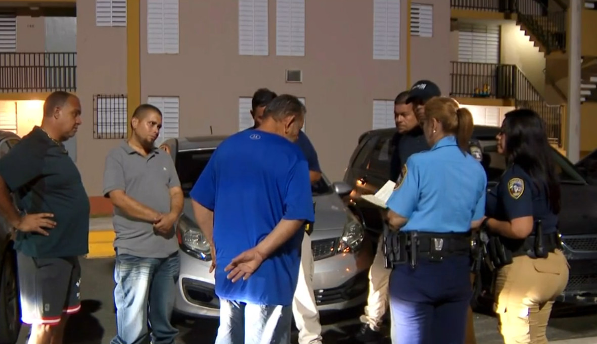 Video: Asesinan a tiros a pareja en residencial de Arecibo