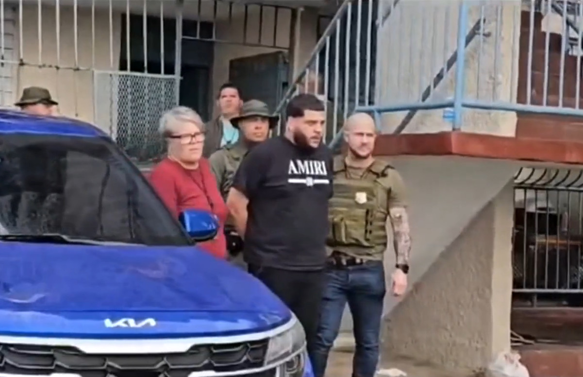 Video: Arrestan a “Payco”, alegado líder de narcoganga y sospechoso de asesinatos en residencial de Bayamón
