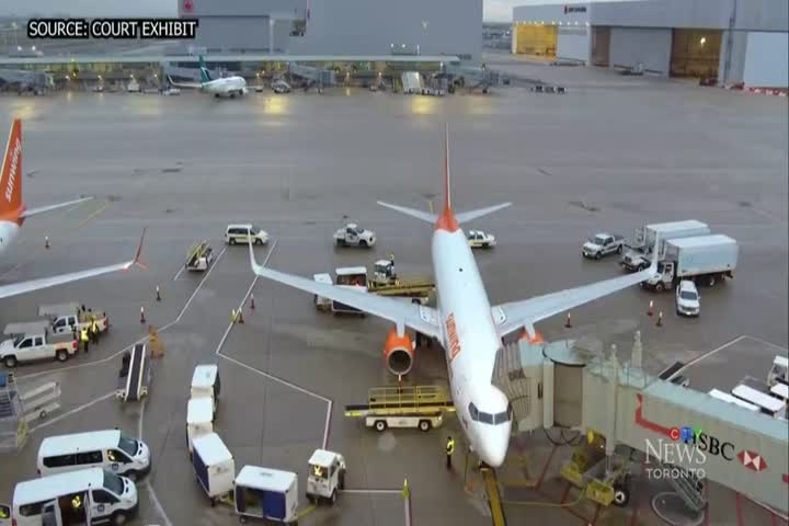 Video: Persecución en aeropuerto termina con arresto de empleado por tráfico de drogas en Toronto