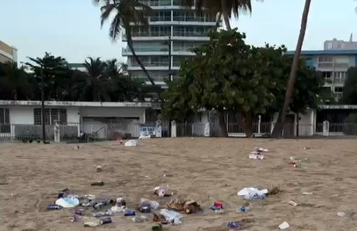 Video: Full de basura, así amaneció la playa de Isla Verde