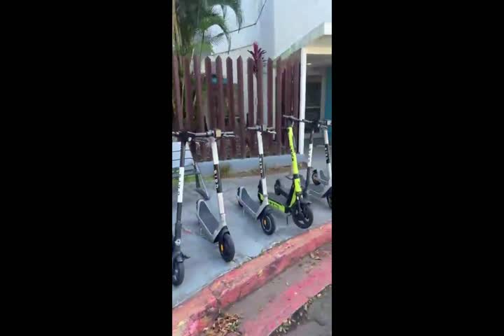 Video: Alcalde de San Juan le da "El azote" de Navidad a compañías de "Scooter eléctricas" por dejarlas "Algarete"