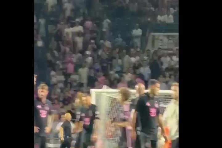 Video: "Payaso" en PR casi lastima a Lionel Messi en Bayamón