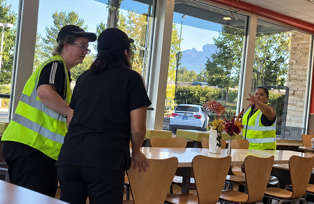 Video: Doña Carmen una Boricua le iba meter las manos a empleada de Fast Food en Florida