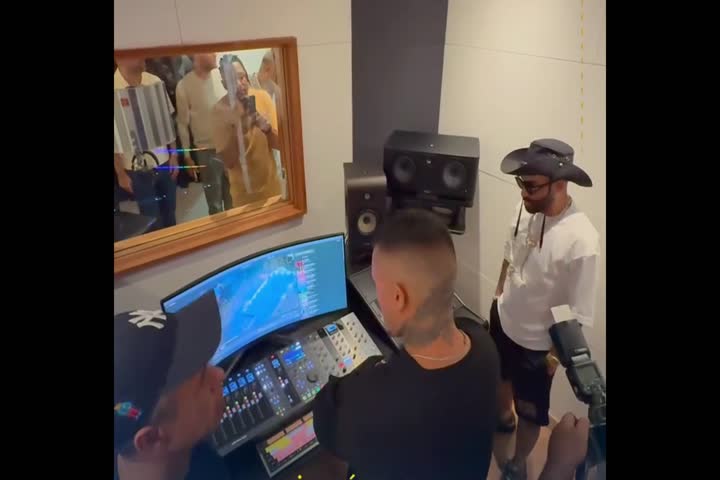 Video: Emocionado Arcángel con el estudio que creo el alcalde de San Juan para que jóvenes puedan grabar música