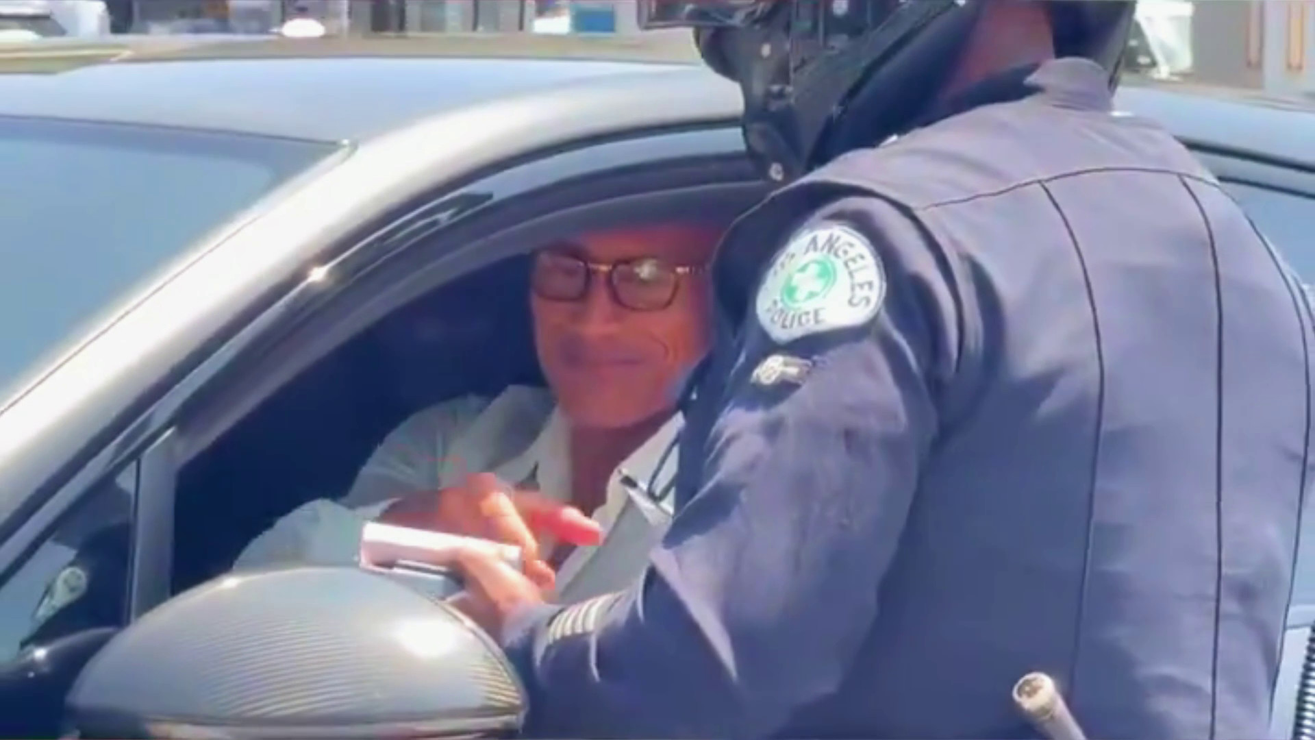 Video del momento en que le dan un Ticket por tintes a Dwayne "The Rock" Johnson