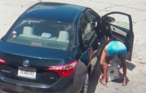 Video: Mujer roba una caja de vodka y trata de huir en un Uber, pero el conductor se niega a ayudarla