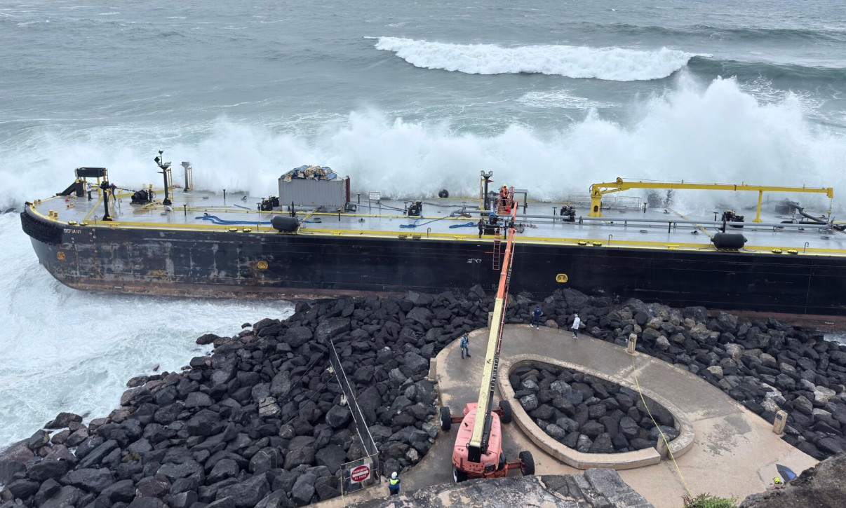 Video:Barcaza encallada frente a El Morro derrama combustible, confirma DRNA