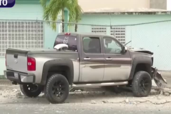 Video: En video el conductor de una Guagua chocó  una parada en Toa Baja y se bajo y se acostó a dormir en los escombros