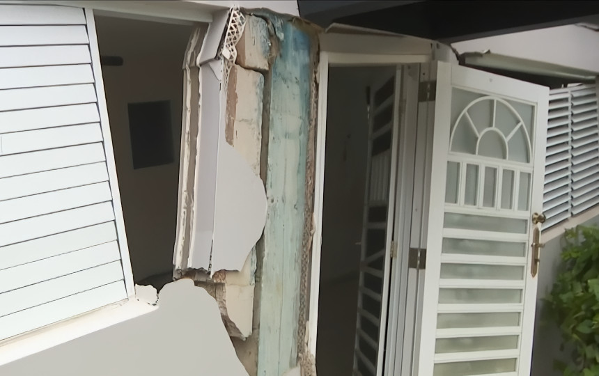 Video:Pareja de adultos mayores pierde su hogar tras colapso provocado por fuertes lluvias