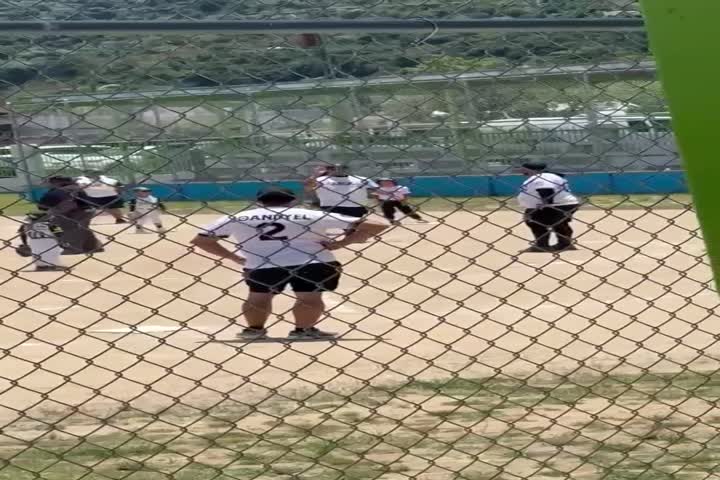 Video: En Vega Baja una madre se mete a juego de pelota de su hijo por que el árbitro le cantó Out