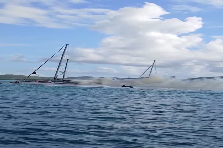 Video del momento en que operadores de "Jetski" ayudan apagar incendio en embarcación de Fajardo