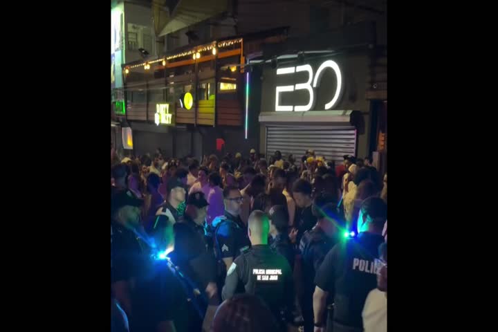 Video: Municipales de San Juan detienen violenta pelea de mujeres turistas en la Placita