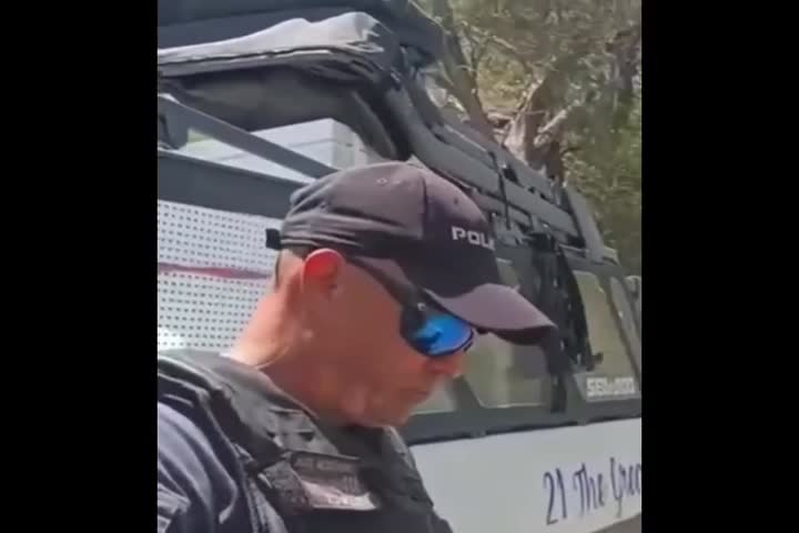 Video: Otro "Bobo abogado" de Facebook que le quiere decir a un policía en PR como hacer el trabajo