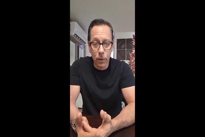 Video: Aparece Juan Dalmau desde la comodidad de su sala con aire acondicionado hablando sobre Venezuela