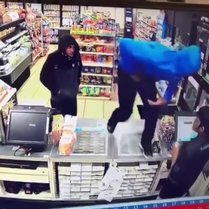 Cámaras de seguridad captan el momento que dos delincuentes intentan robar una gasolinera y de repente entra un policía que los neutralizo