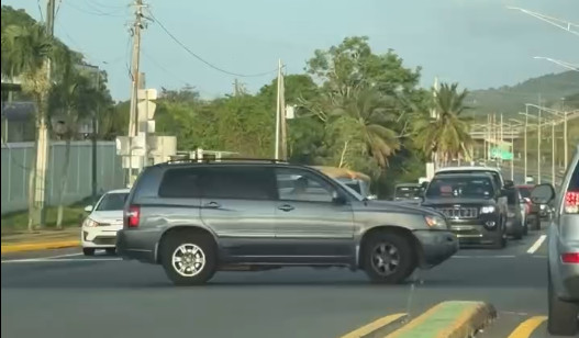 Video en PR: El pana se quedó sin transmisión y corrió toa la numero 2 en Reversa
