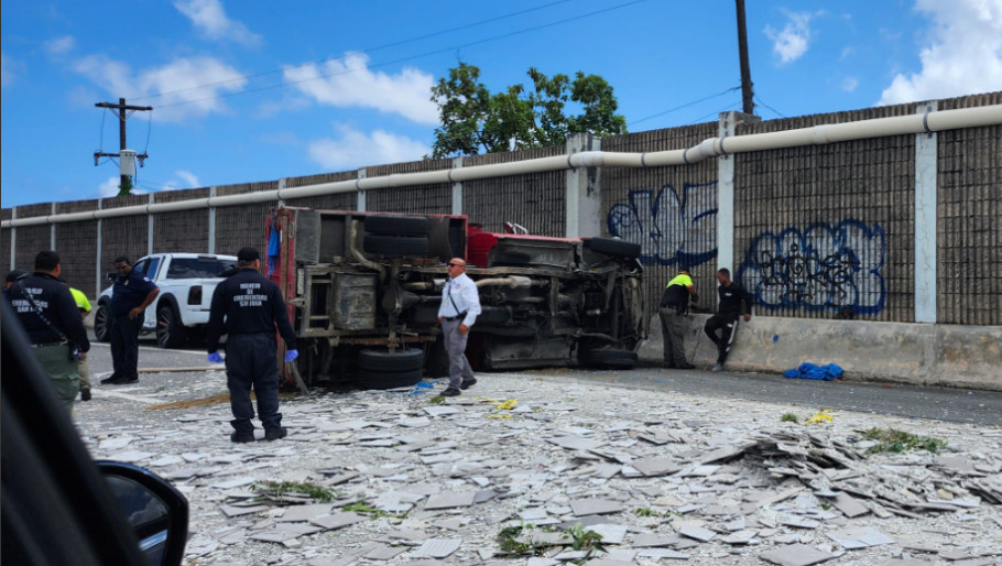 Video: Se vira camión lleno de lozas en el expresó Las Américas en dirección de caguas a San Juan ante de la salida Américo Miranda