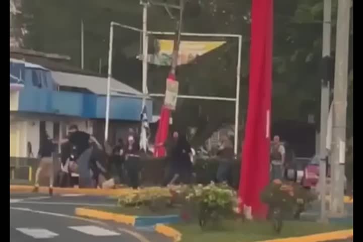 Video: Hoy por la tarde se le pusieron "Guapos" a los guardias en Villa Cañona, Loiza