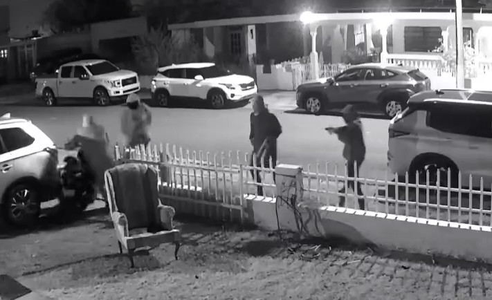 Video: Encapuchados entran a marquesina de una residencia y se roban motora en Guayama