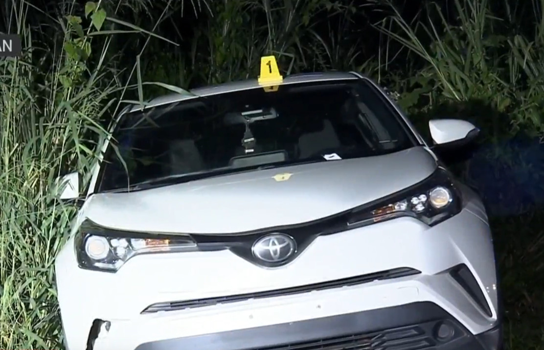 Video:Policía coloca boleto en carro con un cadáver adentro