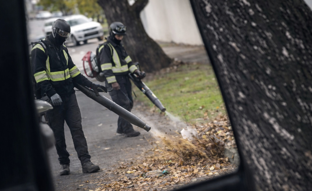 Video viral: Empleados de ornato en PR lanzan la basura por las alcantarillas