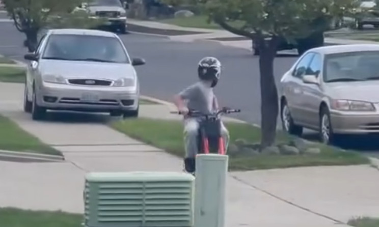 Video: Conductora desquiciada persigue a niño por la acera