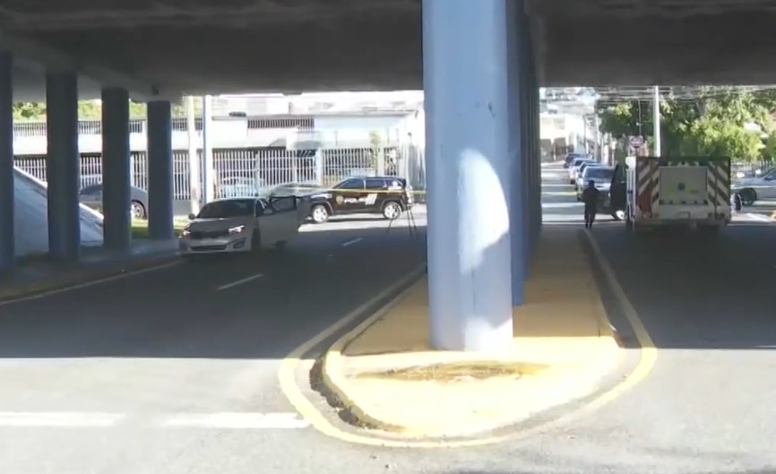 Video: Hallan hombre asesinado dentro de vehículo bajo puente en Santurce