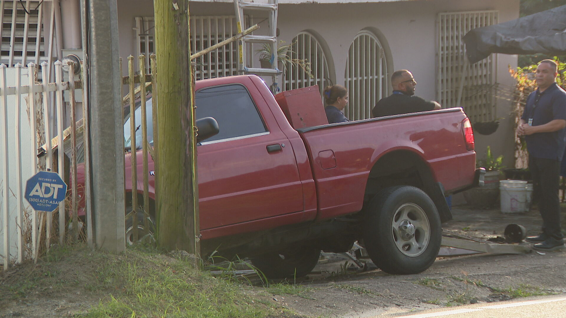 Video: Conductor ebrio, llegaba a su casa en Juncos, cuando sin darse cuenta, atropelló a una mujer