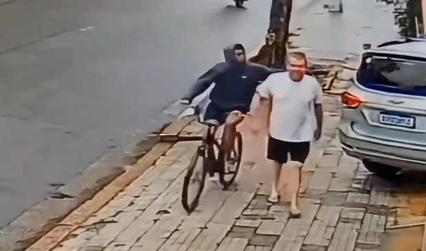 Video: Le fue a robar cadena a un Don, pero miren lo que pasó