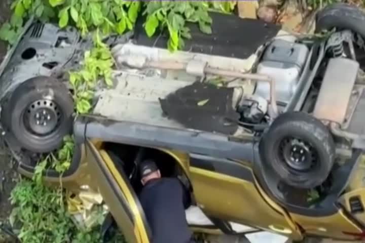 Video: En video momento en que rescatan conductor de 22 años que cayo por un barranco en expreso 52 en Dirección a San Juan