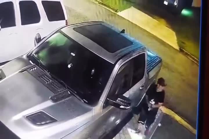 Video: Quedó retrataooo abriendo carros en urbanización de Arecibo