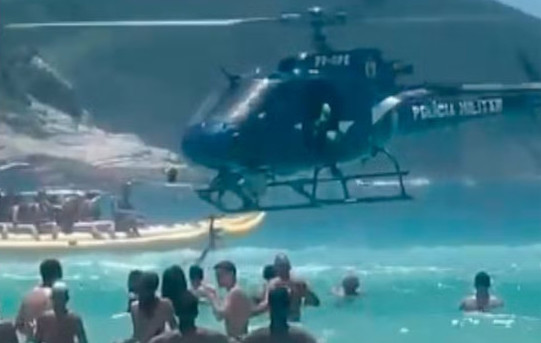 Video: Un rifle cae al mar desde un helicóptero de la Policía y los bañistas lo devuelven en Brasil