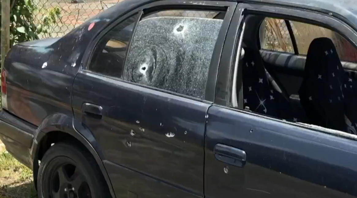 Video: Confunden vehículo en Vega Alta y atacan a tiros a un hombre y su sobrina menor