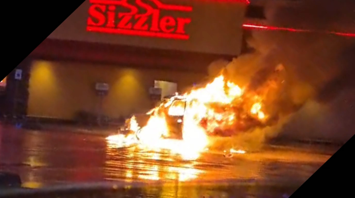 Video: Carro se prende en fuego frente a Sizzler de Bayamón