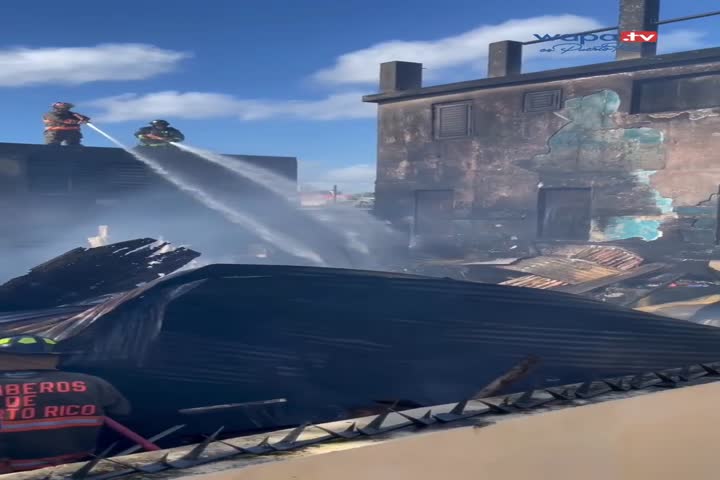 Video: Bomberos apagan incendio en residencia de Santurce